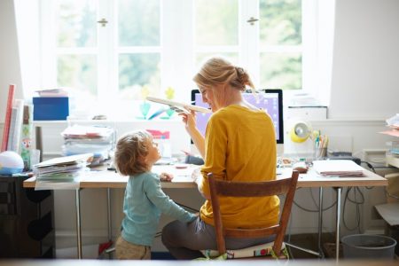 Mãe e filho brincando