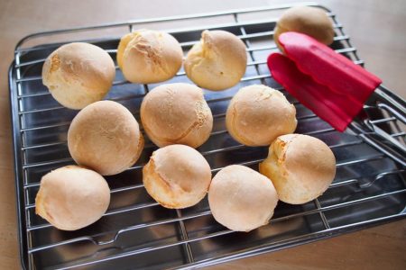 Pão de queijo sendo assado