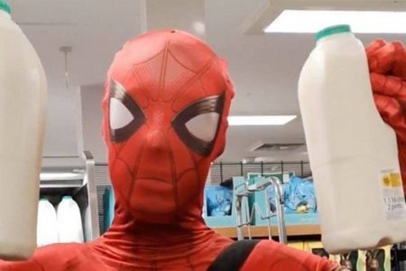 homem aranha compra mantimentos