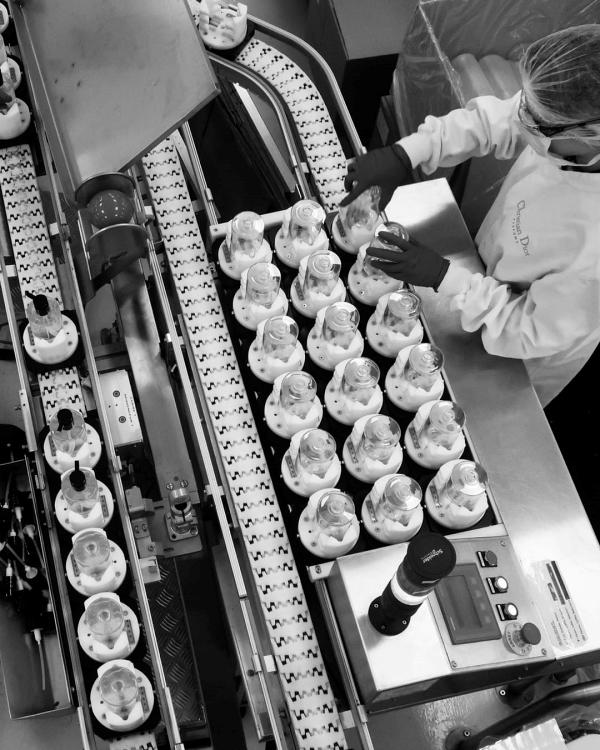 Fábrica da Dior produz álcool em gel