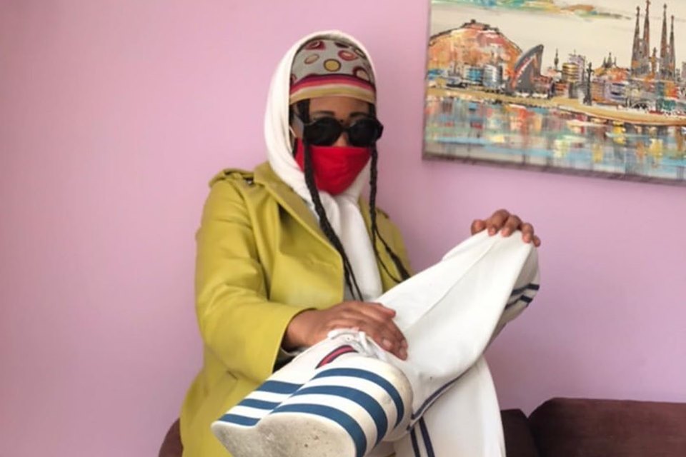 Pessoa em casa com look criativo durante a quarentena