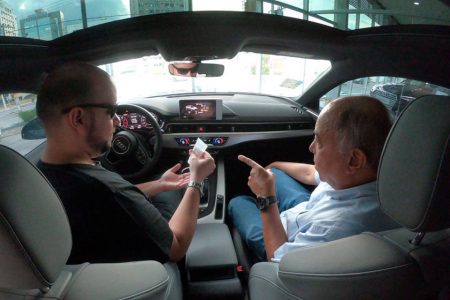 Homens conversam dentro de carro sobre dicas de higienização contra o coronavírus