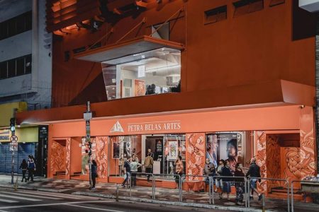 Imagem da fachada do Cine Petra Belas Artes, de São Paulo, com pessoas na calçada e entrando no cinema - Metrópoles