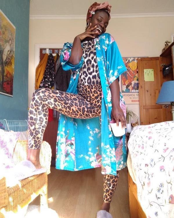 Mulher com macacão de animal print para trabalhar de casa