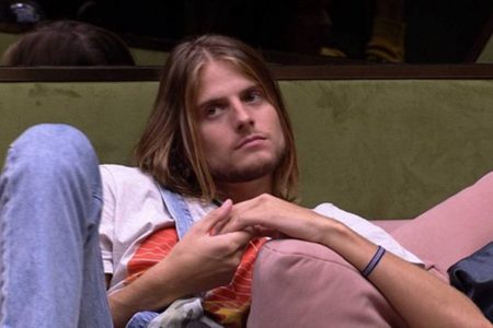 Daniel no sofá do BBB20