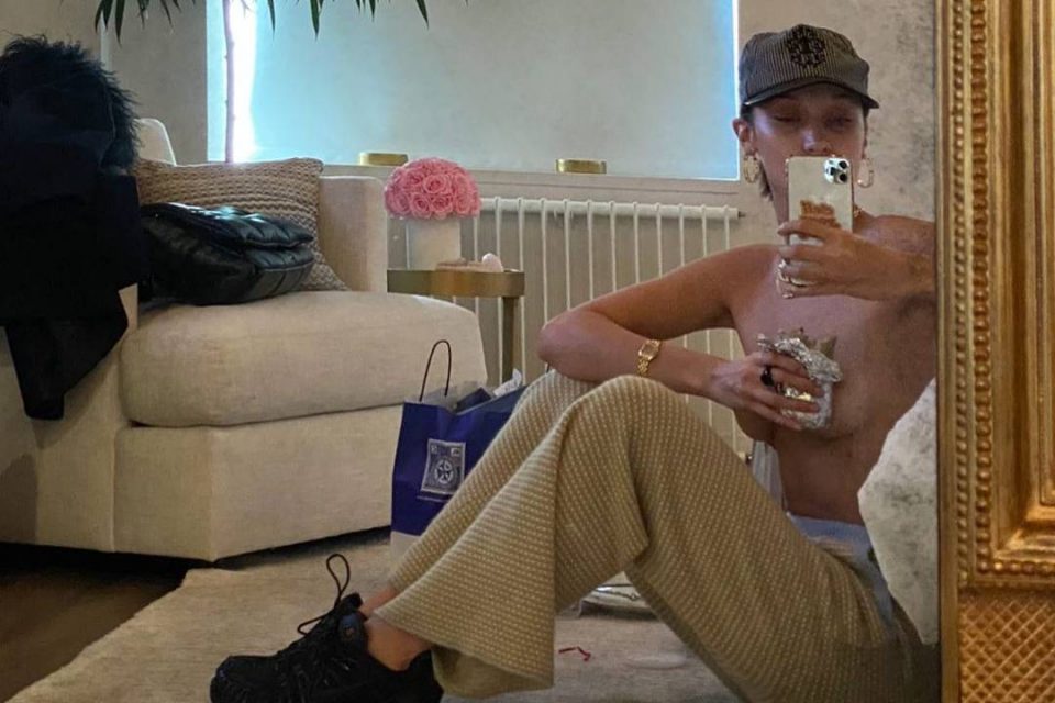 Bellha Hadid em casa com foto no espelho