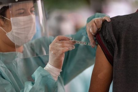 Enfermeira aplica dose em paciente
