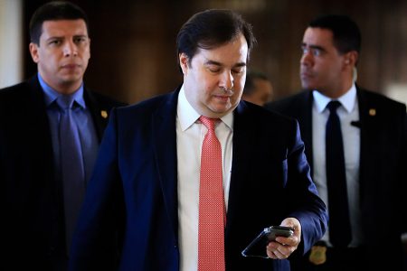 Rodrigo Maia - presidente da camara dos deputados entre dois segurança nos corredores do congresso nacional