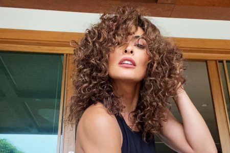 Juliana Paes com os cabelos cacheados naturais
