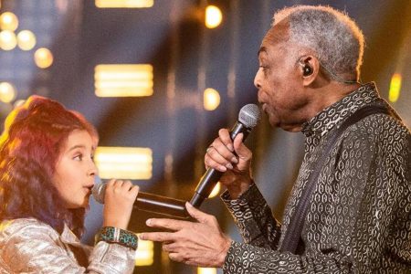 Gilberto Gil canta com a neta Flor durante o SóTocaTop