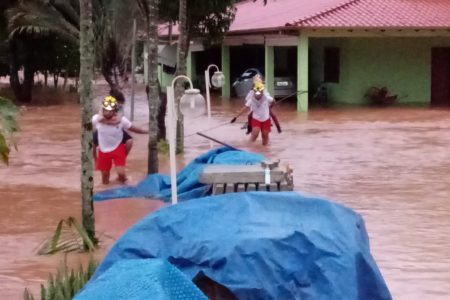 Bombeiros em área alagada