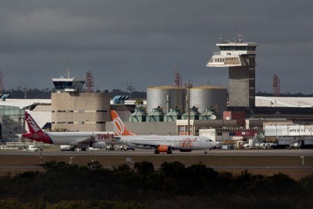 Aeronaves Tam e Gol gol no pátio aéreo do Aeroporto JK