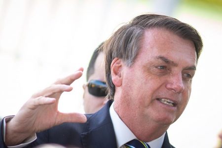 Jair Bolsonaro e homem de óculos atrás