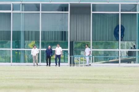 Bolsonaro com ministros no Palácio da Alvorada