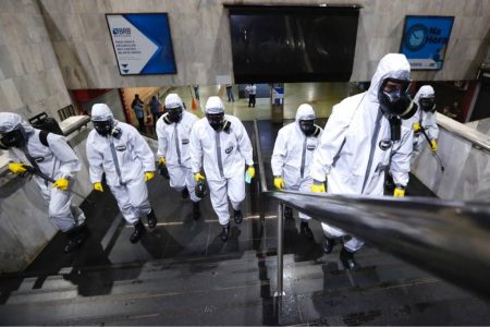 Comando Conjunto Planalto realiza a desinfecção da Estação Central do metrô em Brasília, dando continuidade às ações de prevenção e enfrentamento ao coronavírus em locais de grande circulação de passageiros.
