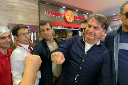 Presidente sai às ruas do DF em meio à pandemia