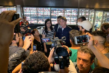 Bolsonaro visita açougue