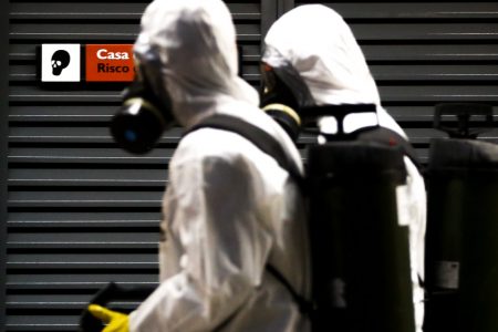 Exercito faz a limpeza da estação do metro contra o corona virus