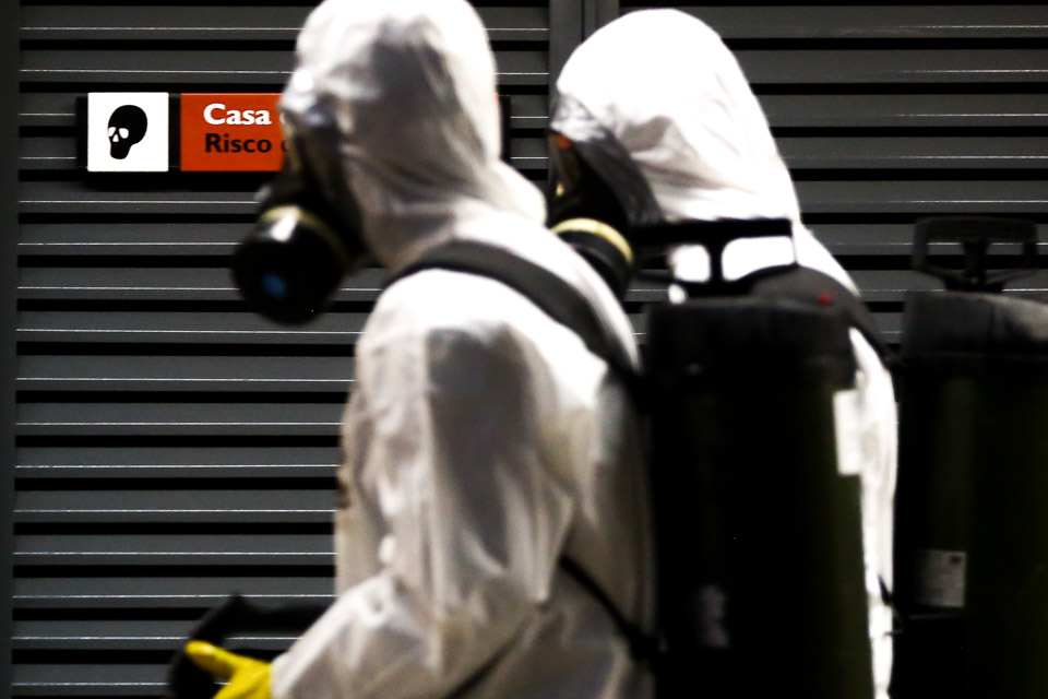 Exercito faz a limpeza da estação do metro contra o corona virus