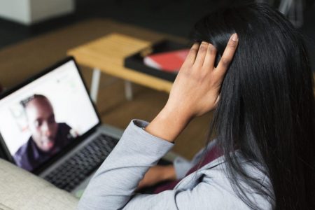 Mulher conversa com psicólogo/terapeuta pelo computador