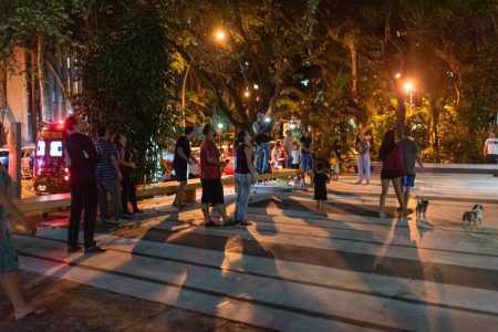 Moradores reunidos para cantar parabéns