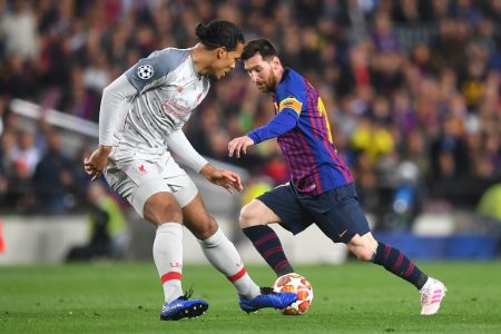 Messi tenta passar por Van Dijk