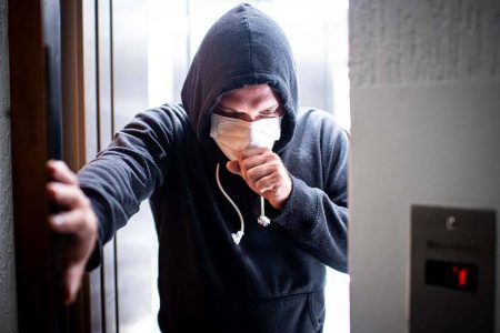 Homem com máscara: proteção contra a transmissão do coronavírus