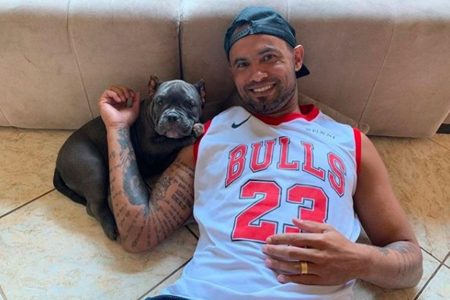 Goleiro Bruno com cachorro