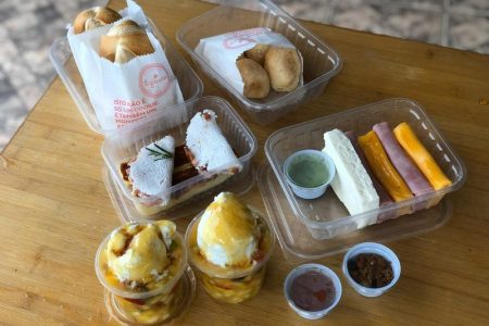 Brunch Brasileiro da Ilgiorno Gelato visto de coma, com itens de café da manhã