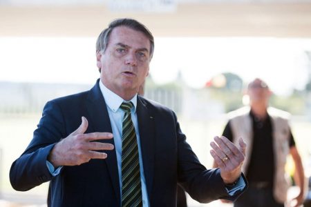 Bolsonaro fala com apoiadores no Palácio da Alvorada nesta quinta