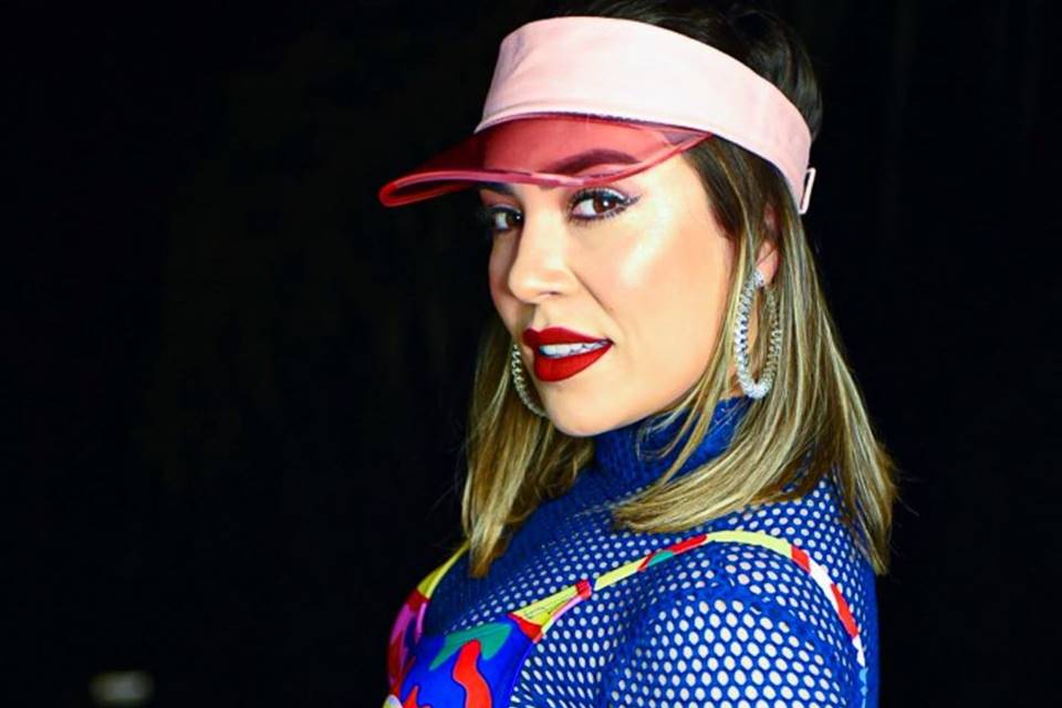 Naiara Azevedo de perfil