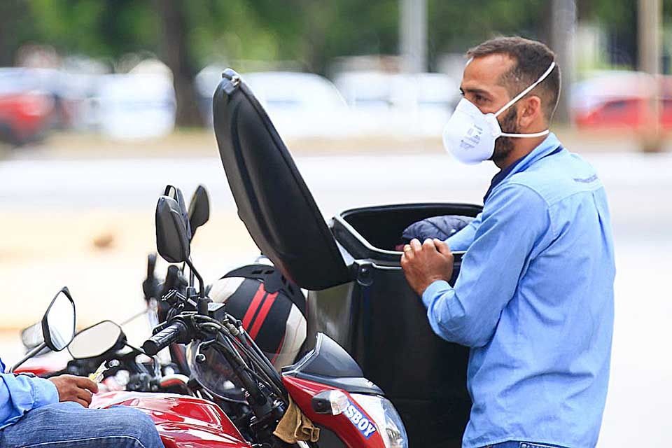 Motoboy com máscara no SCS