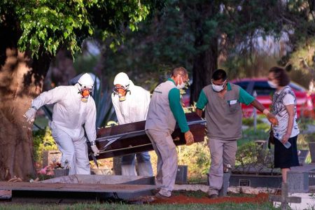 Sepultamento de mais uma vítima de coronavírus no Cemitério Campo da Esperança na Asa Sul