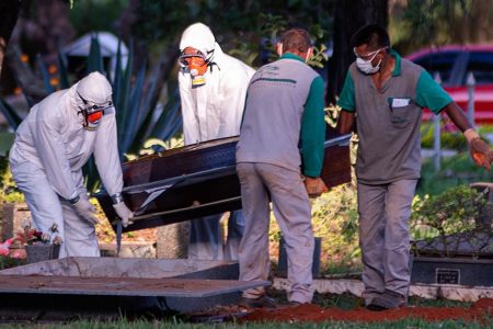 Funerária prepara corpo para ser enterrado em ceminterio