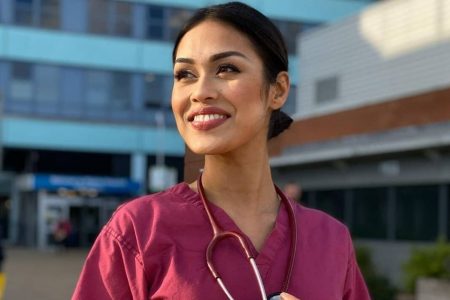 Miss Inglaterra vestida de médica