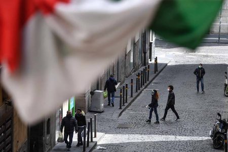 Pessoas caminhando com máscara na Itália