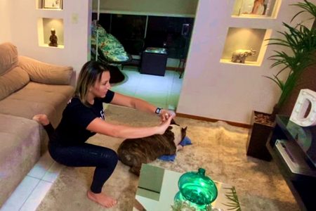 Débora Flores, personal trainer, mostrando como malhar em casa