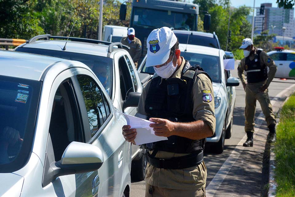 Policial faz bloqueio no lockdown do maranhão