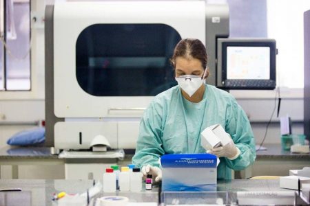 Autoridades do DF visitam Laboratório Central de Saúde Pública (Lacen)
