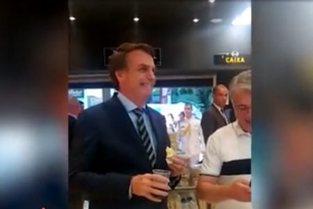 Bolsonaro em padaria da Asa Norte comendo sonho