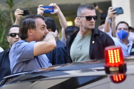 Bolsonaro limpa o nariz e fala com idosa