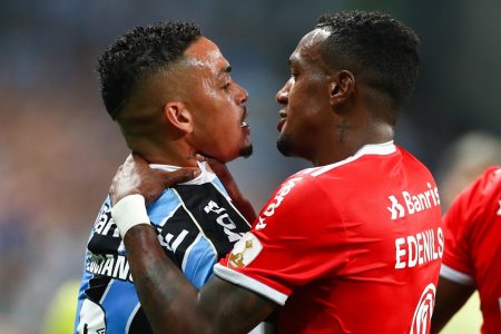 Edenílson pegando no pescoço de Luciano