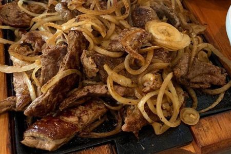 carne acebolada