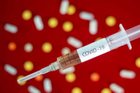 Seringa com rótulo Covid-19