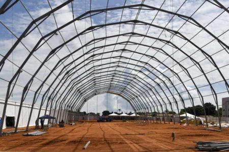 Bolsonaro-e-Caiado-visitam-hospital-de-campanha-em-Águas-Lindas-Covid-19- estrutura