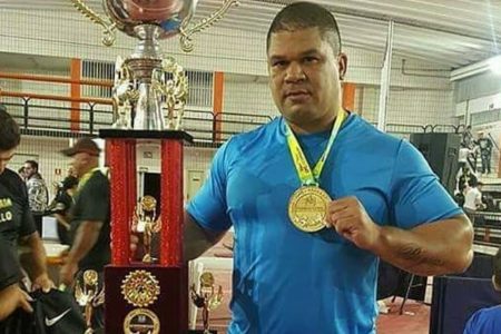 Ricardo com troféu e medalha