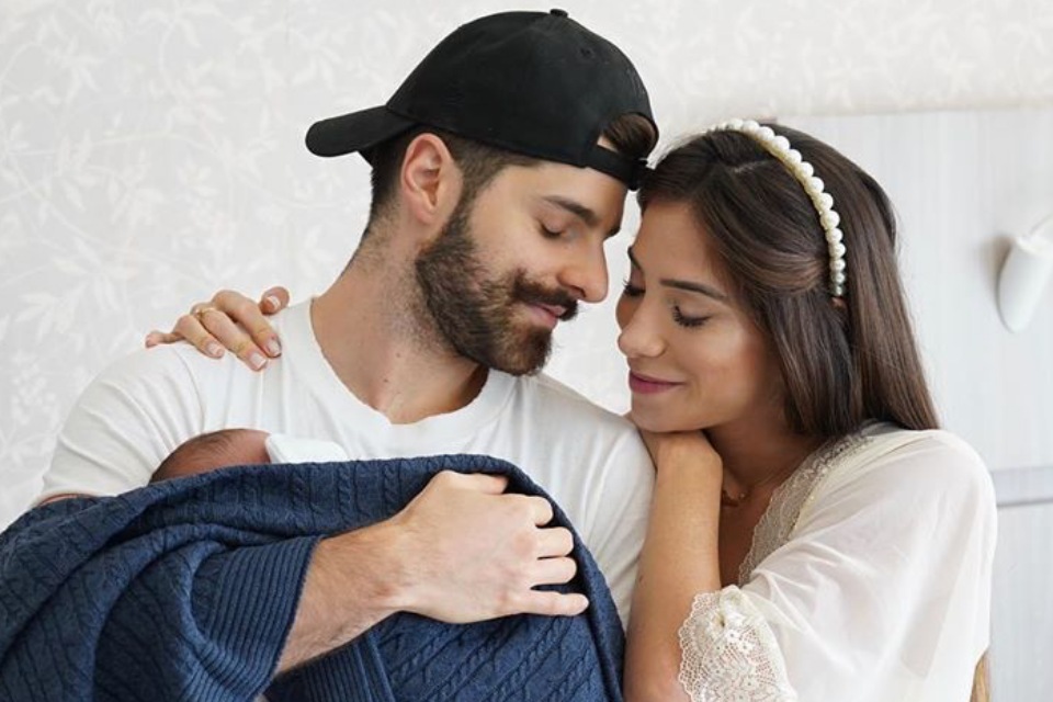 Ronama Novais com o marido Alok segurando Ravi