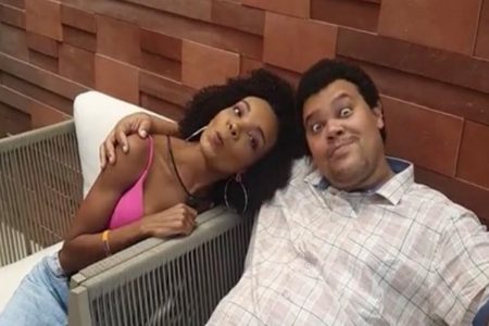 babu thelma sentados e sorrindo