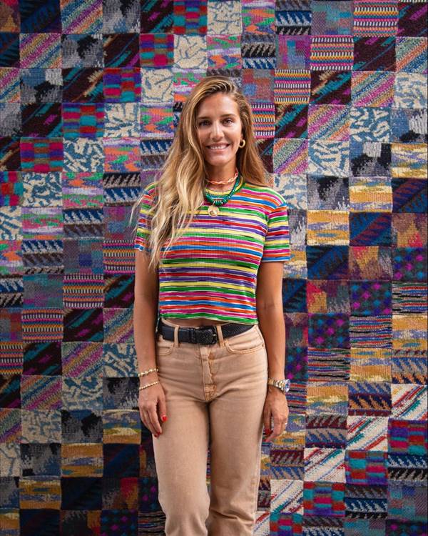 Margherita Missoni com fundo colorido