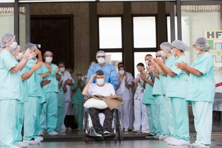 Idoso de 99 anos se cura do coronavírus e tem alta do HFA. O ex-combatente de guerra, Ermando Armelino Pivita, recebeu alta na tarde desta terça-feira.